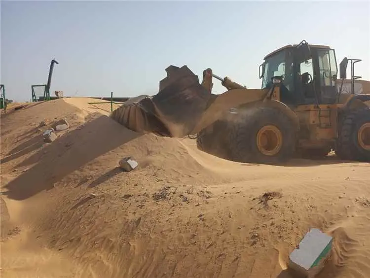 شركة «بالحاف» تُزيل الكثبان الرملية عن منظومة الطا...