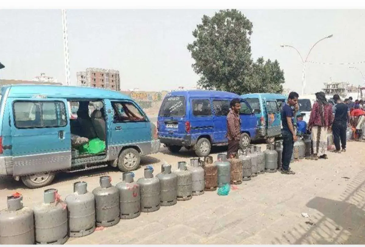 أزمة الغاز تشل حركة المركبات وتعطل إعداد موائد الطعام.. عدن.. عاصمة منكوبة خدميًا