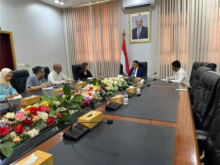 وزير الدولة يبحث مع ممثلة الأمم المتحدة لشؤون المر...