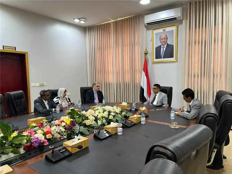 وزير الدولة يبحث مع مستشار وكيل الأمين العام للأمم...