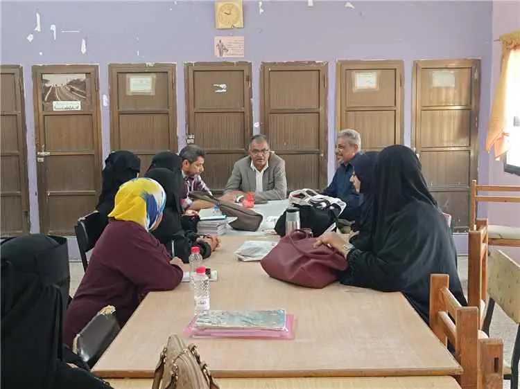 مدير عام المعلا يبحث مع إدارة وكادر ثانوية مأرب اح...