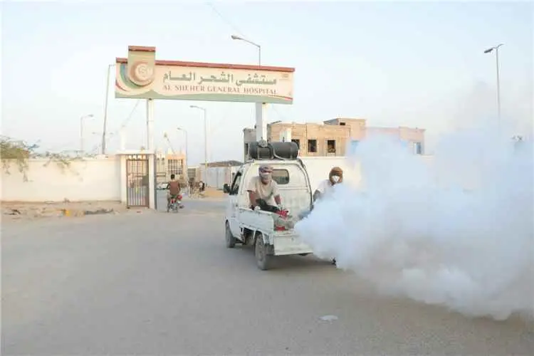 بتوجيهات المدير العام لمديرية الشحر … حملة رش ضباب...