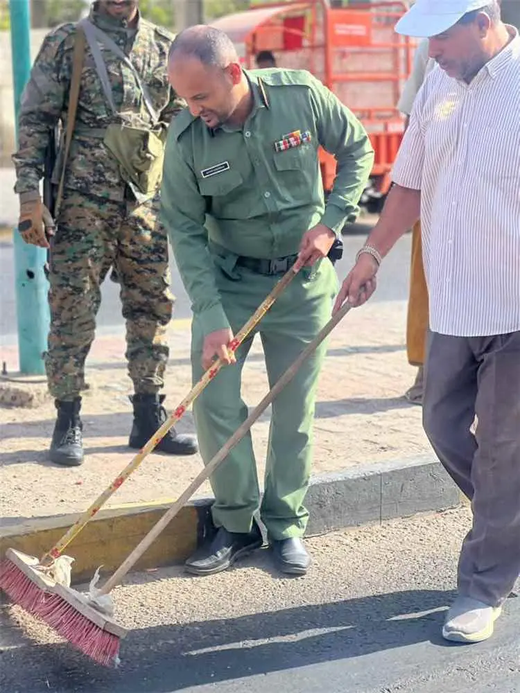 شرطة المعلا تساند عمال النظافة في مبادرة لتعزيز التعاون والمسؤولية المجتمعية