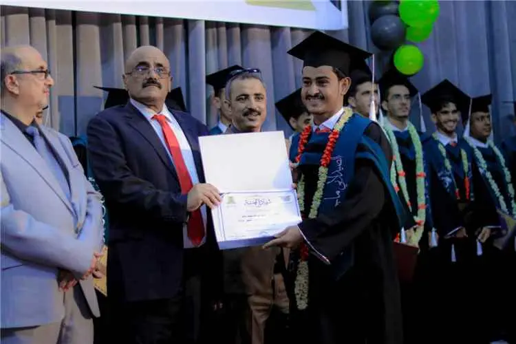 كلية المجتمع بشبوة تحتفي بتخرج 69 طالباً وطالبة