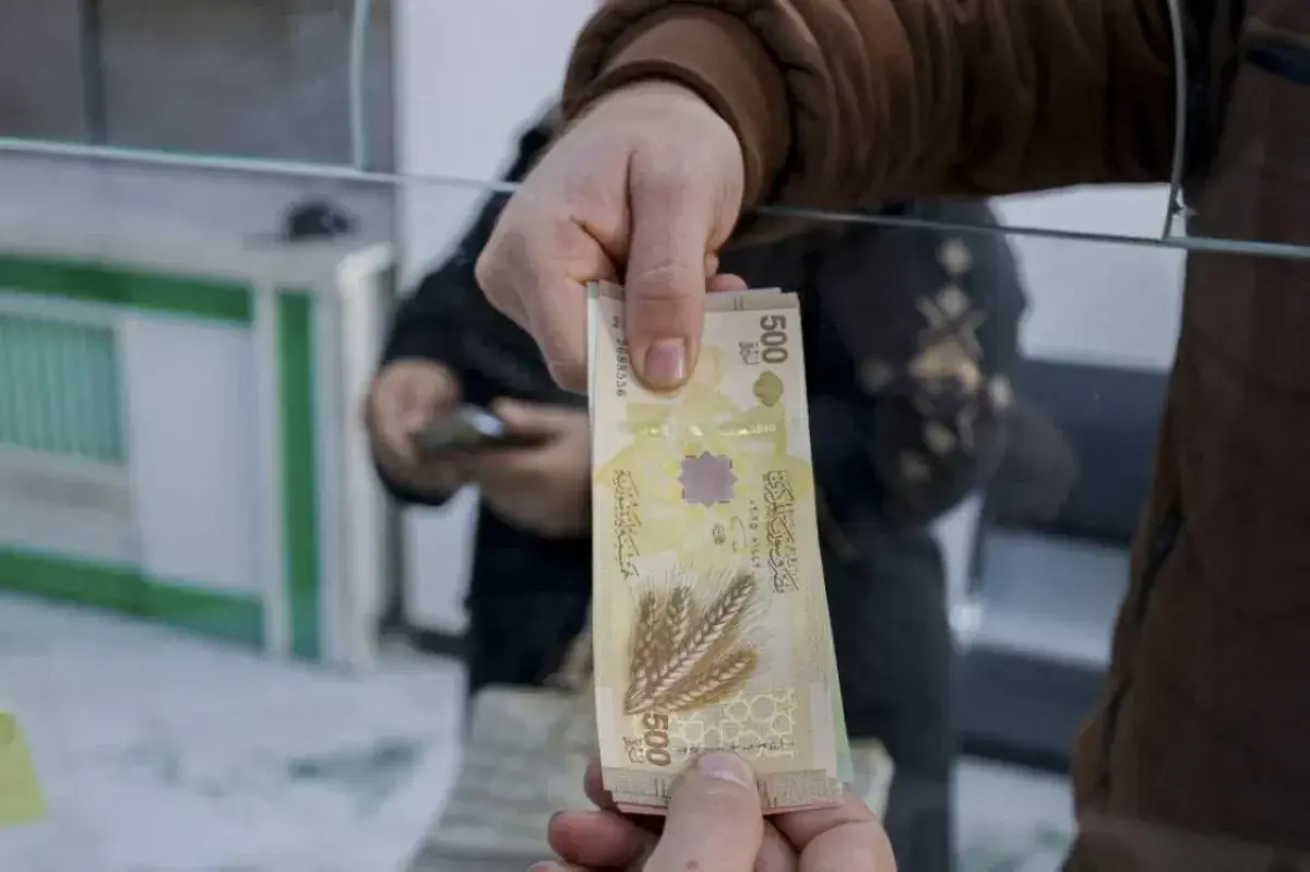 تحسن الليرة السورية مقابل الدولار في السوق الموازي...