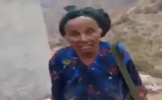 شاهد عجوز من تعز تتحدى الحوثيين وتتوعد بقتالهم