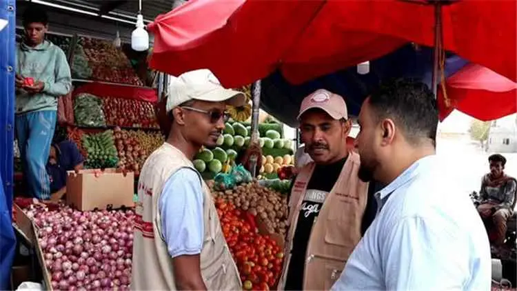 رقابة صارمة في البريقة.. صناعة عدن تضبط مخالفتين ب...