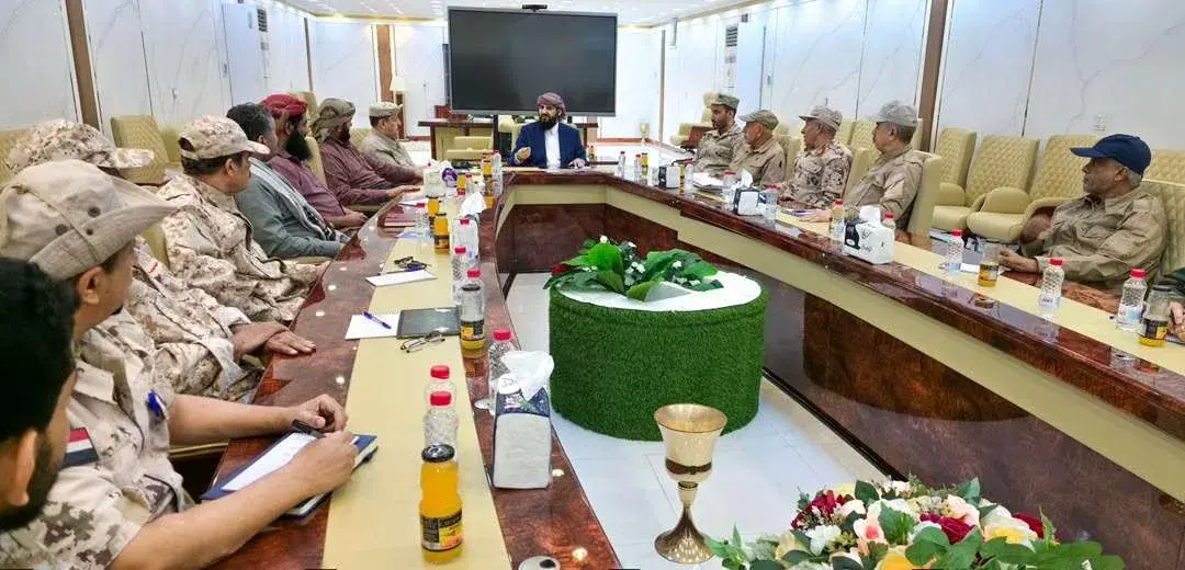 القائد المحرمي يعقد اجتماعًا عسكريًّا بالعاصمة عدن...