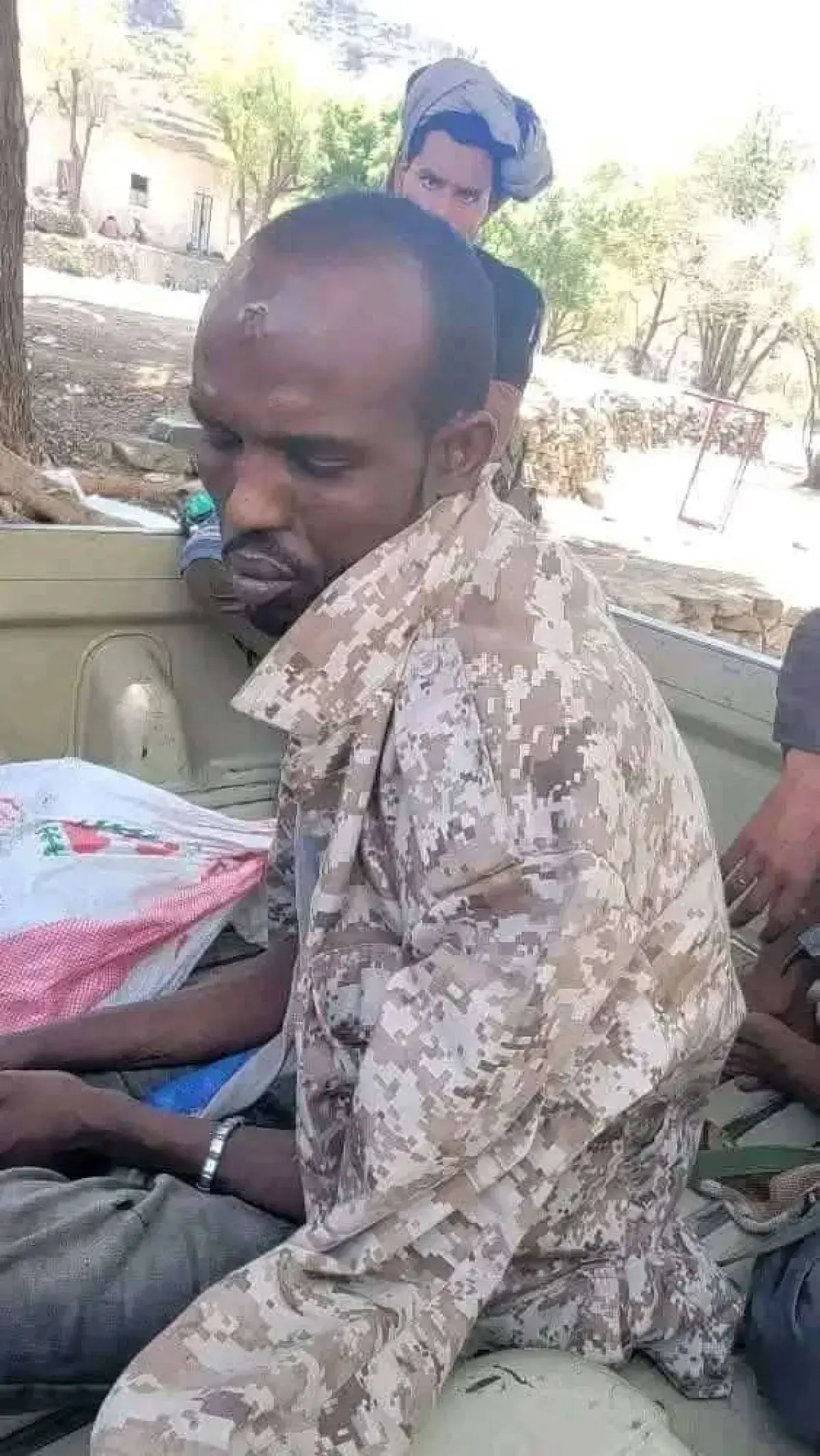 القوات الحكومية تستعيد مواقع غرب تعز وتضبط مقاتلين...
