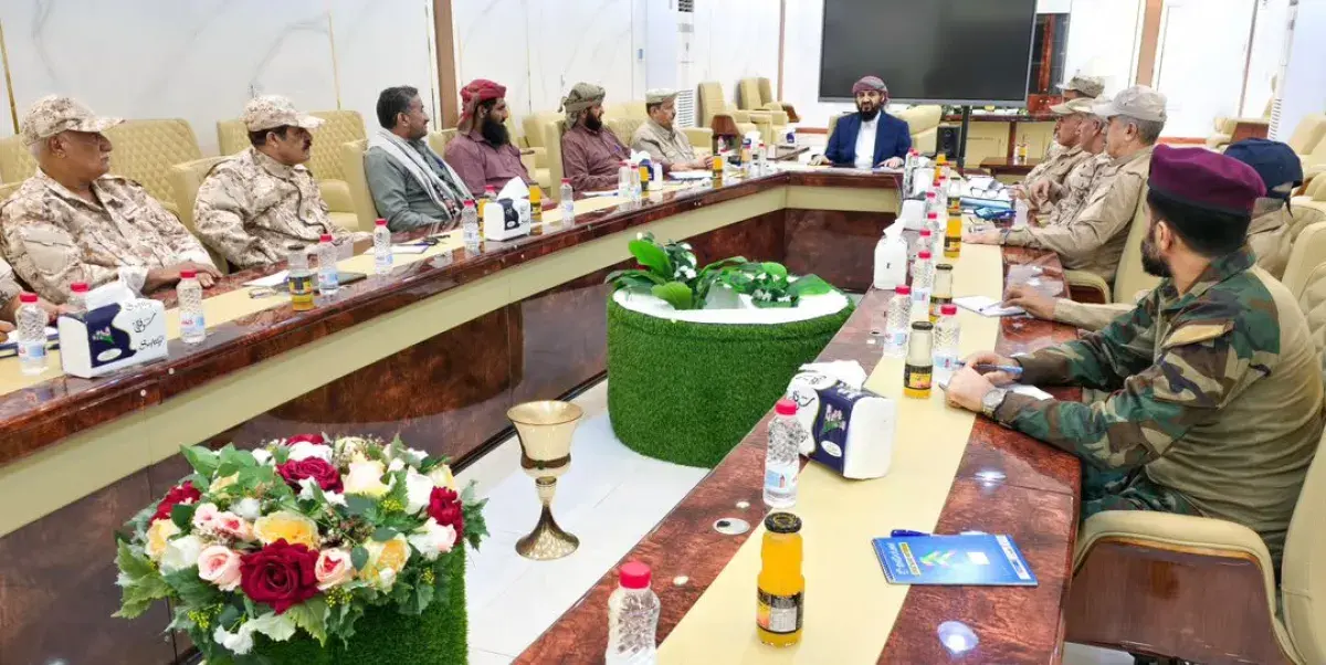 المحرمي يوجه خلال اجتماع عسكري في عدن برفع الجاهزي...