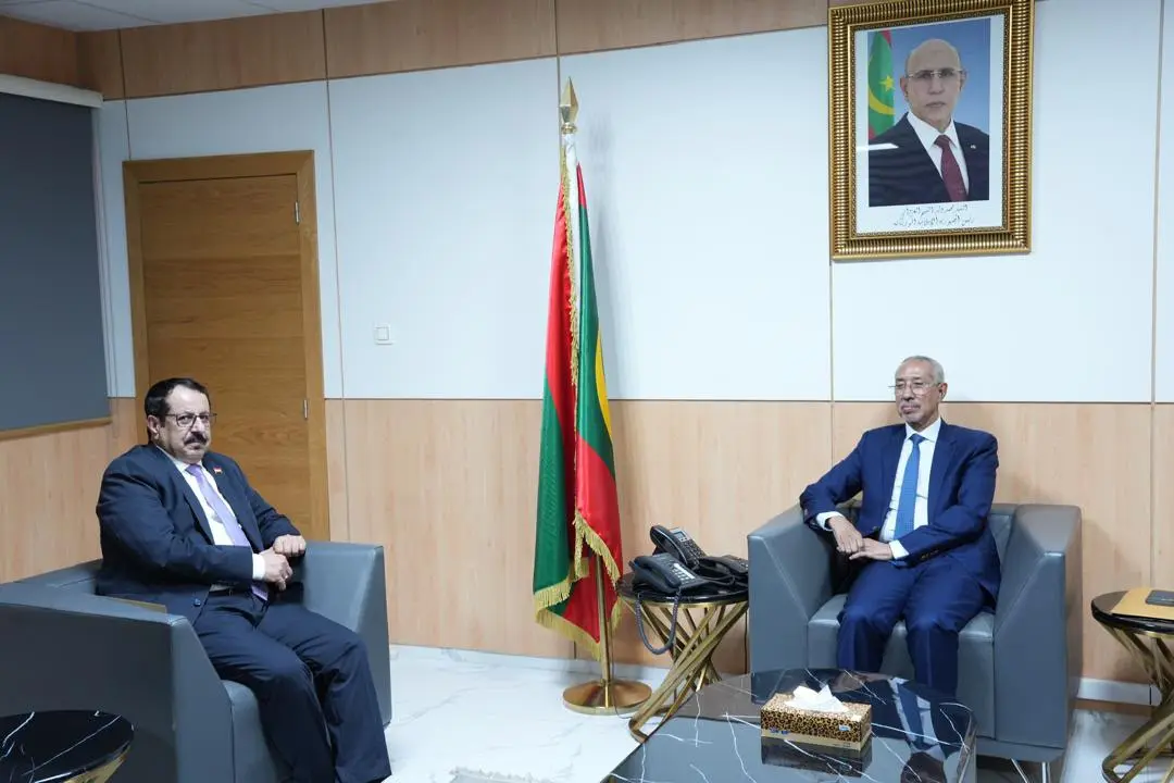 سفير اليمن يبحث مع وزير الدفاع الموريتاني تعزيز ال...