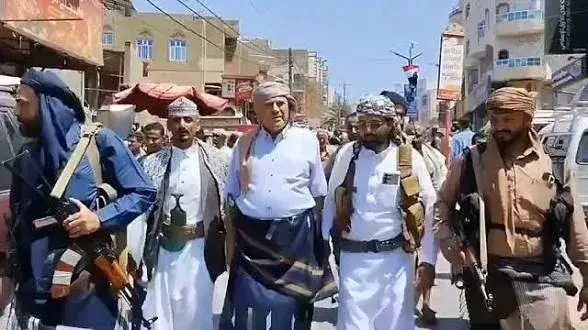 شاهد.. محافظ تعز يدحض الشائعات الحوثية بجولة تفقدي...