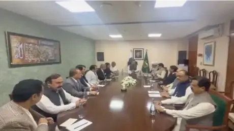 باكستان.. الحكومة وحزب عمران خان يبدآن محادثات لاح...