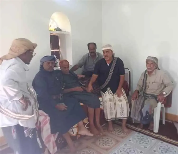 رئيس تنفيذية مكتب مؤتمر حضرموت الجامع بالضليعة يطمئن على صحة الشاعر صلاح باخريبة