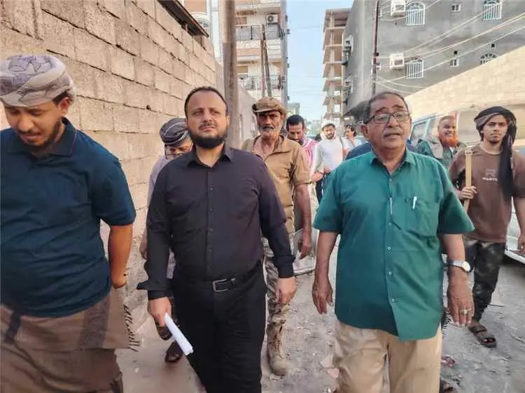 استجابة لشكاوى أهالي حي ريمي.. اليزيدي ينزل ميدانيا ويوجه بمعالجة الصرف الصحي ورصف خط صابر