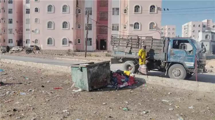 مشروع نظافة مديرية مدينة المكلا ينفذ حملة نظافة مكثفة تستهدف منطقة الربوة "عمائر الصالح"