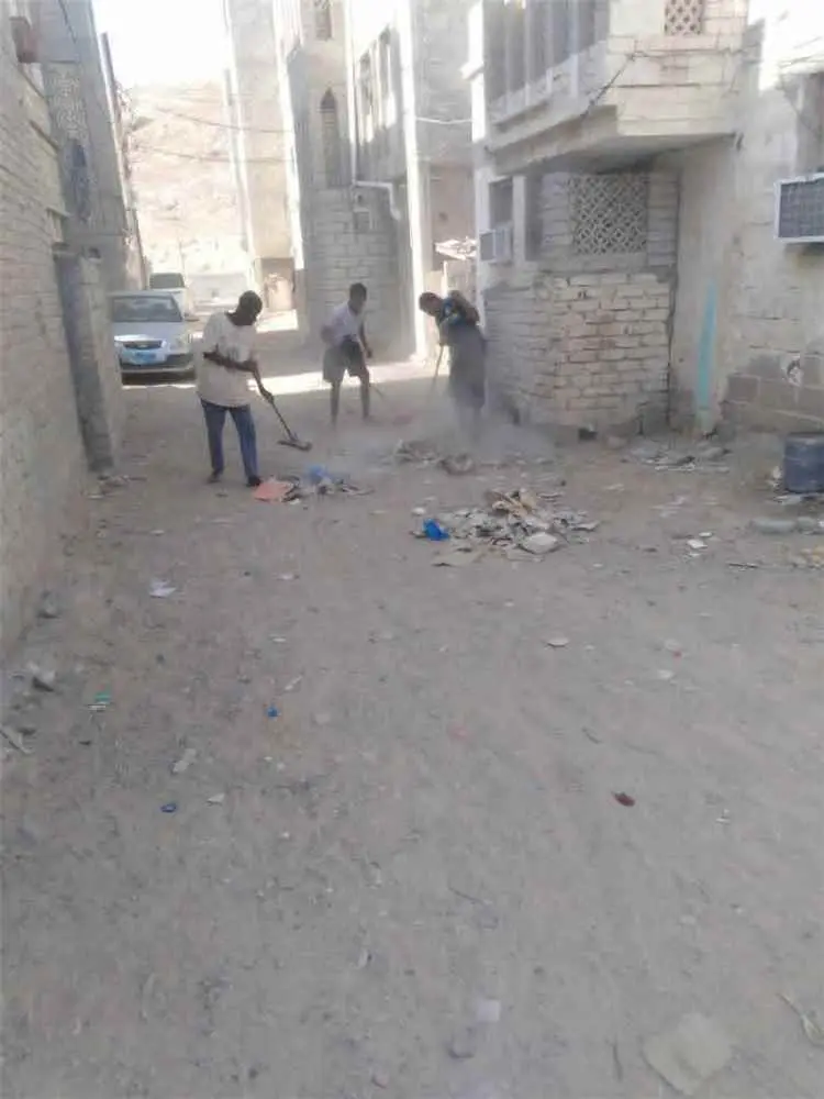 مشروع نظافة مديرية مدينة المكلا ينفذ حملة نظافة في حارة مسجد بلال بمنطقة الغليلة