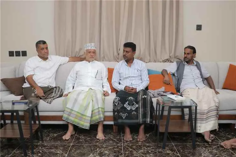 مدير عام الشحر يبحث مع مبادرة القادة المتطوعين تعز...