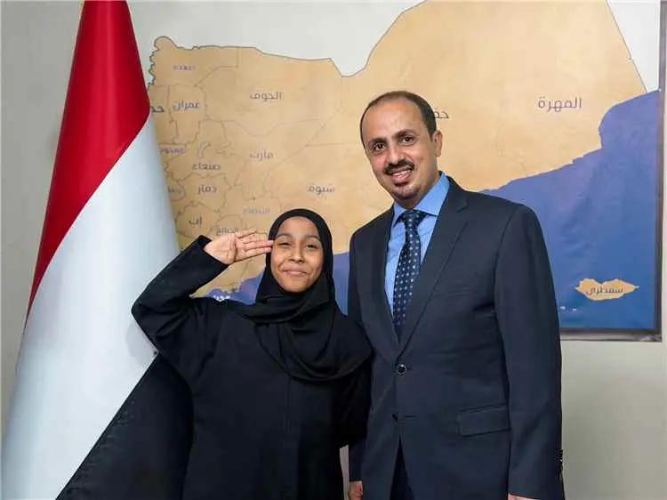 وزير الإعلام يلتقي الطفلة فاطمة ويشيد بأداء المنتخب الوطني في خليجي 27