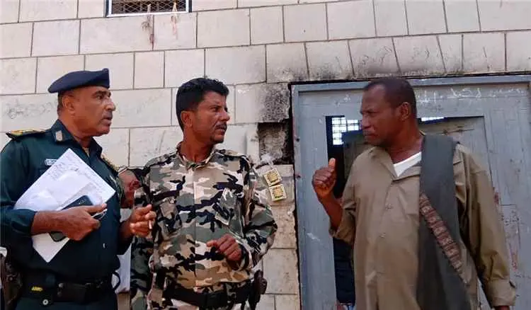نائب مدير أمن أبين العميد محمد فضل منصر يجري عملية...