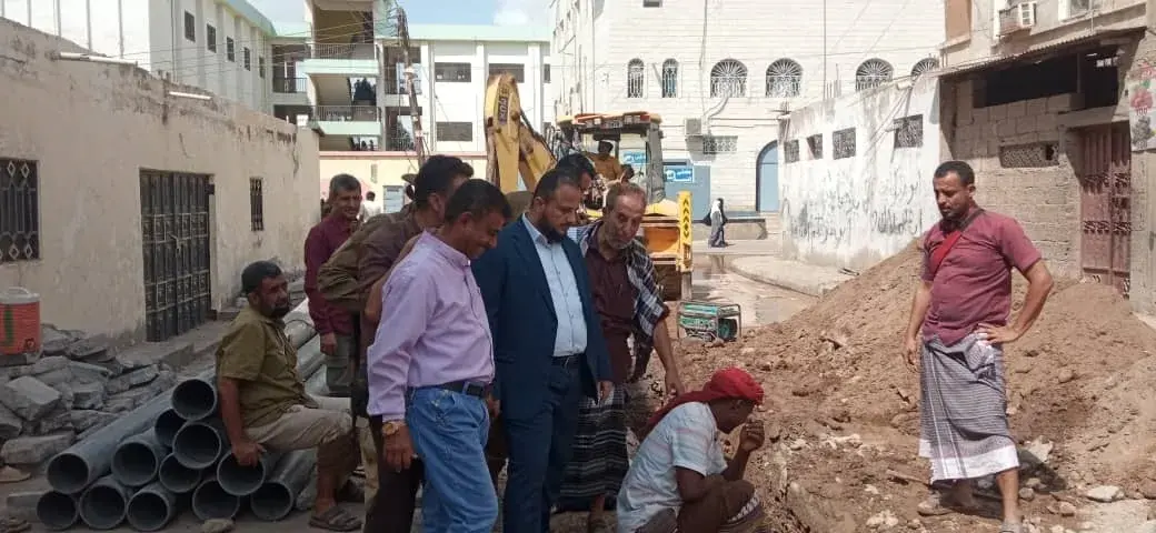 اليزيدي يتفقد أعمال إعادة تأهيل الصرف الصحي ببلوك...