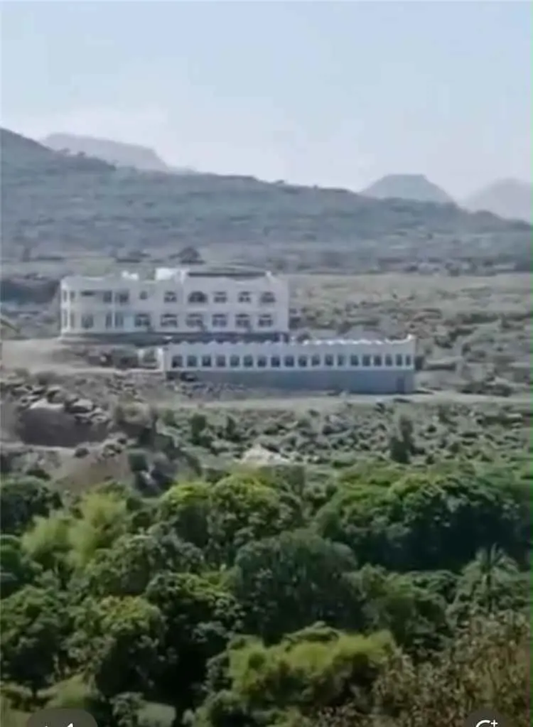 عاجل | ميليشيا الحوثي تسيطر على منزل رئيس مجلس الن...