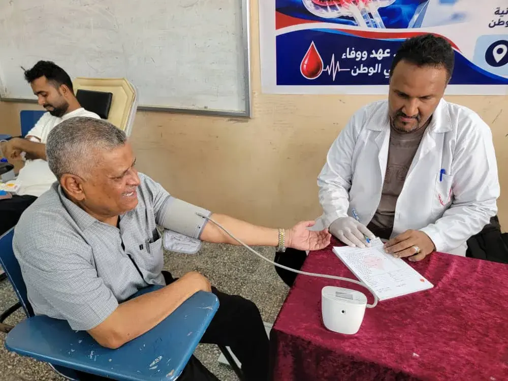 حملة للتبرع بالدم في كلية الإعلام بجامعة عدن بمشار...