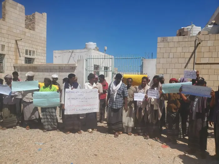 معملو سقطرى المتعاقدون ينظمون وقفة للمطالبة بمستحقاتهم المالية