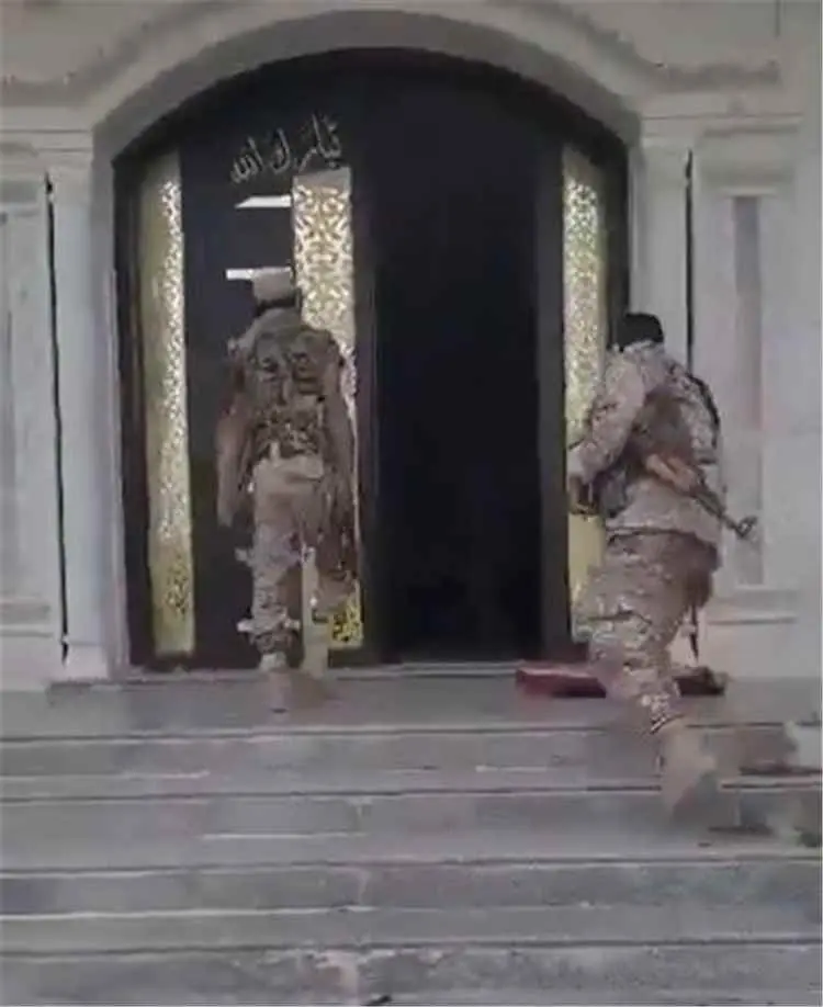 شاهد بالفيديو.. لحظة سيطرة عناصر حوثية على منزل الشيخ سلطان البركاني