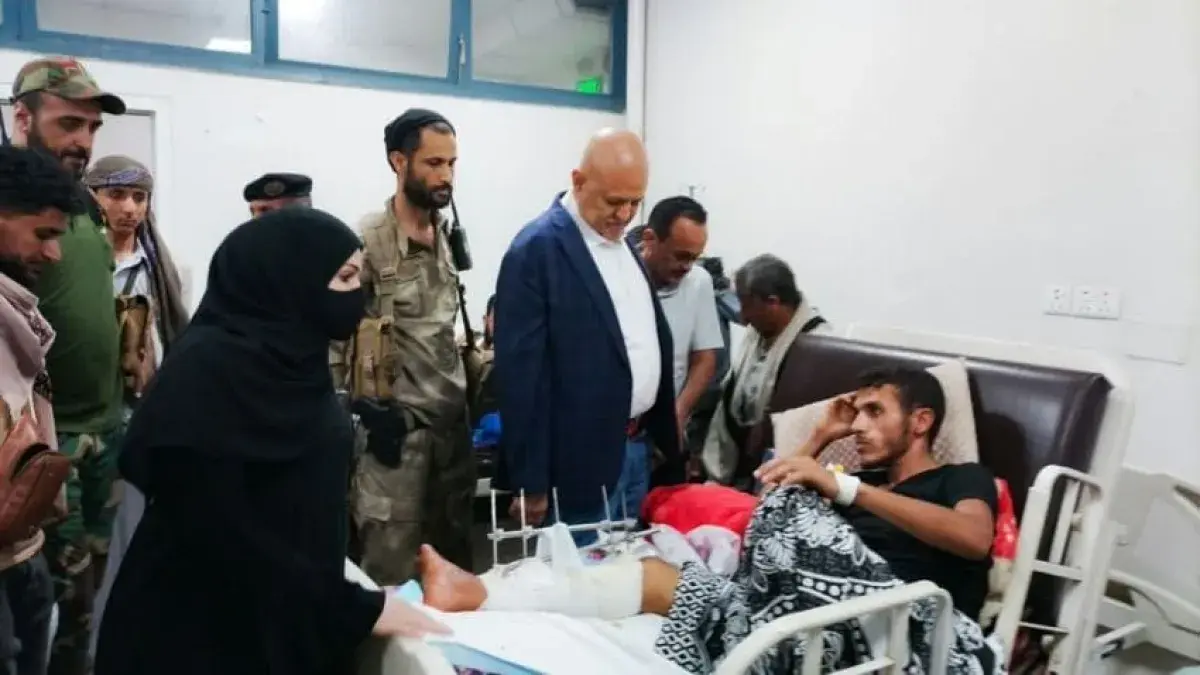المحافظ شمسان يتفقد جرحى القوات المسلحة ويوجه بتوفير الرعاية الكاملة لهم