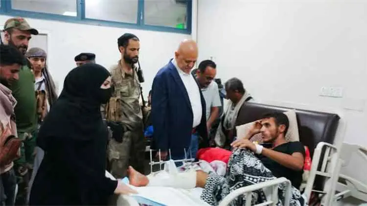 محافظ تعز يتفقد جرحى القوات المسلحة والمقاومة ويوجه بتقديم الرعاية الصحية الكاملة لهم