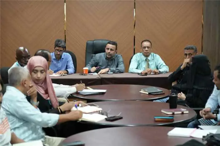 اجتماع صحي في عدن يناقش تفشي الإسهالات المائية وأوضاع النازحين ويكشف إجراءات جديدة