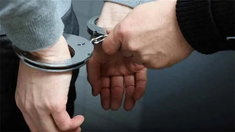 مروج مخدرات أفرج عنه الحوثيون يعود للجريمة ويقتل مواطناً طعناً في الحديدة