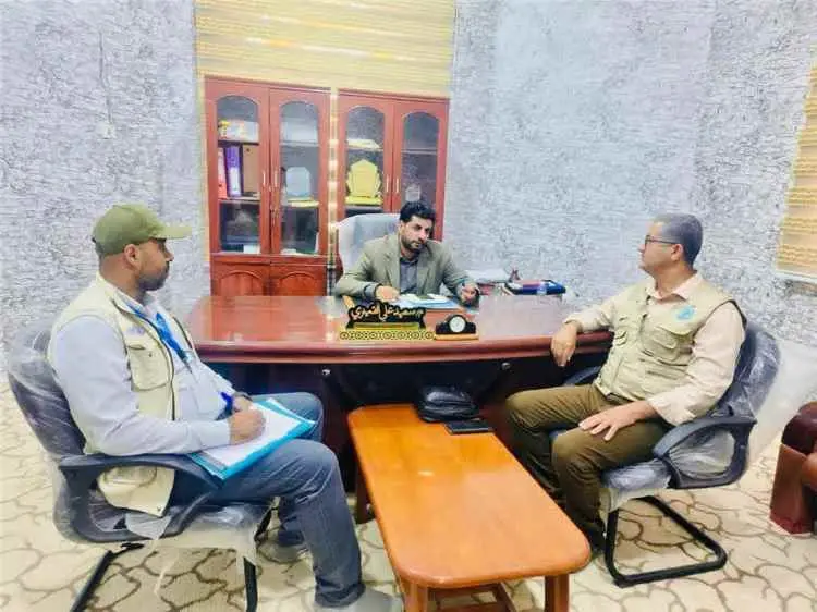 مدير مكتب الزراعة بالمهرة يناقش مع فريق منظمة الفا...