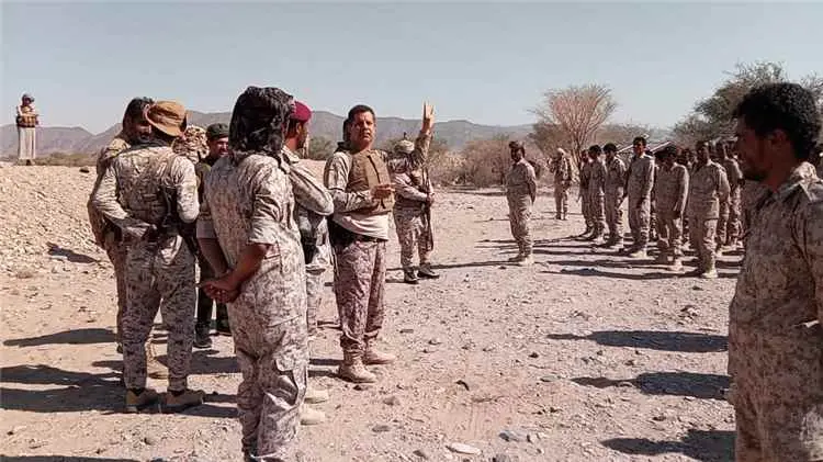 قائد محور عتق يتفقد الخطوط الأمامية في جبهة مرخة ا...
