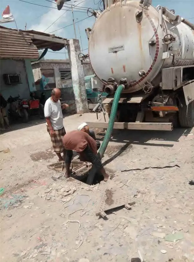 قسم الصرف الصحي بمديرية الشيخ عثمان ينفذ أعمالاً ميدانية لرفع الانسدادات وتصفية المناهل