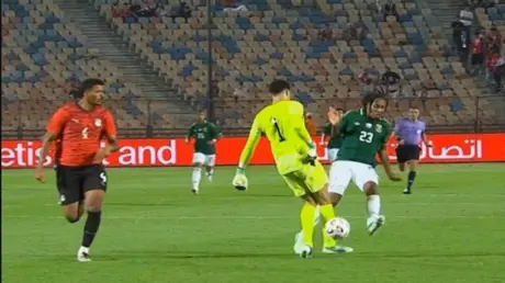 بهفوة شوبير.. منتخب مصر يسقط على أرضه أمام جنوب إف...