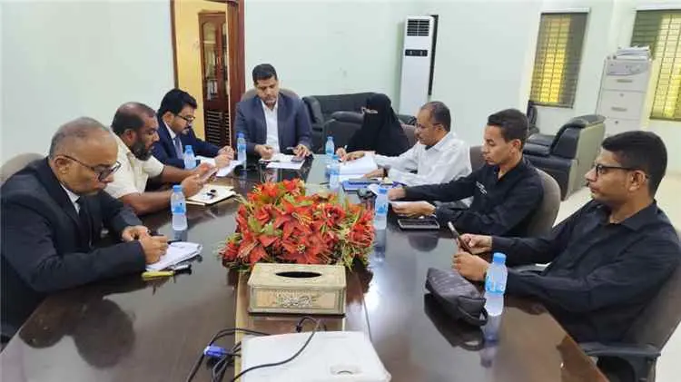 الوكيل الكثيري يترأس اجتماعاً موسعاً لمناقشة التقر...