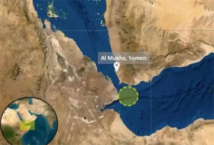 انفجارات قرب ناقلة نفط جنوب المخا.. وهيئة بريطانية تحذر السفن