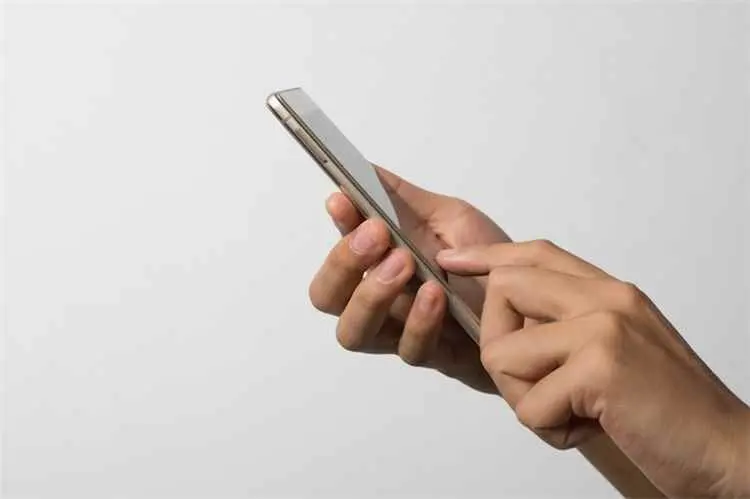 رسائل الحوثيين تصل إلى مناطق الشرعية عبر الاتصالات...