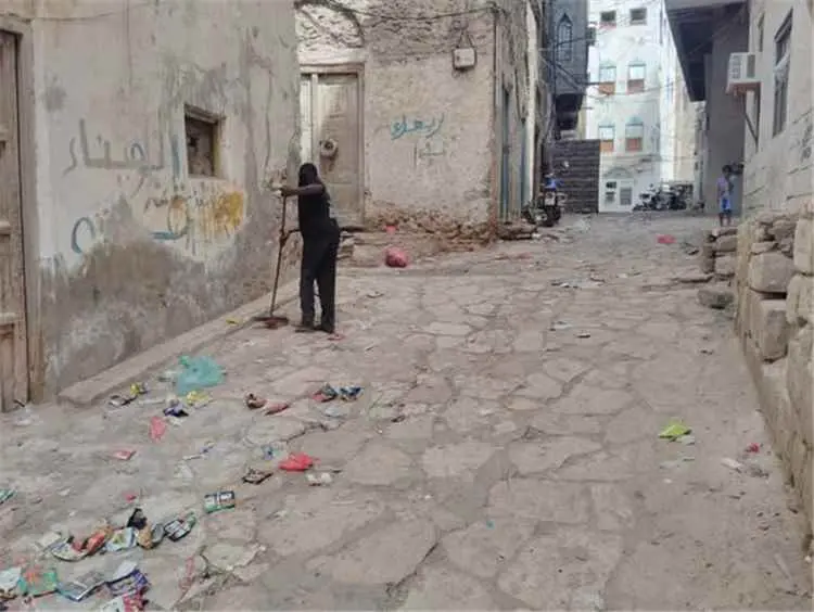 ضمن الجهود الميدانية المستمرة.. أعمال نظافة ورفع مخلفات متواصلة في حي الشهيد بمدينة المكلا