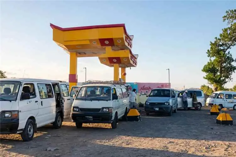 تدشين توزيع الغاز لوسائل النقل في مديرية الحوطة
