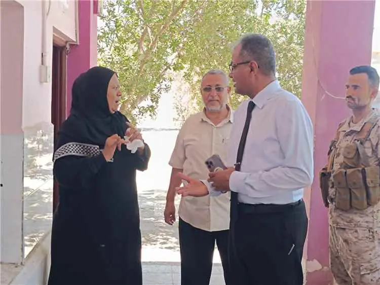 مدير عام المعلا يتفقد مركز محو الأمية وروضة الغد ويطلع على احتياجاتها وموقع إعادة بناء مبنى الروضة