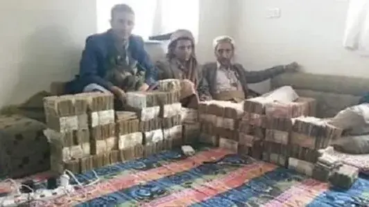 مصادر مصرفية : قيادات حوثية تسحب أموالها بالدولار...