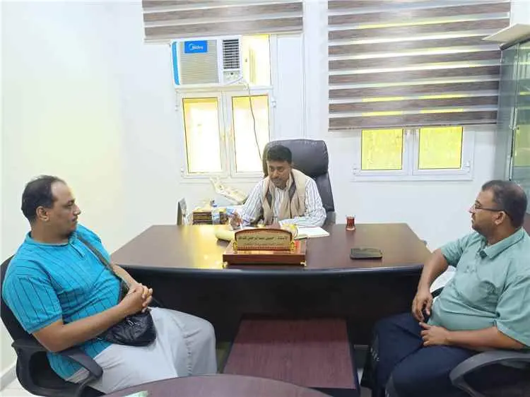مدير عام الشحر يتابع ضبط طن ونصف من المواد الغذائي...