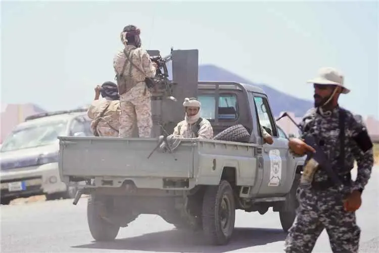 معركة متعددة المحاور.. القوات تتقدم والحوثيون يتكب...