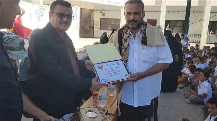 مدير عام البريقة يكرم أوائل الطلاب والمعلمين بمدرسة أبو حربة للتعليم الأساسي