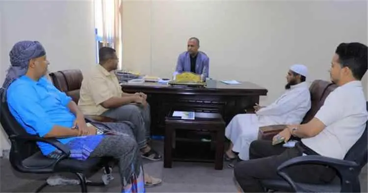 الوكيل باعلوي يلتقي قيادتي مؤسستي قلم للإبداع والفجر الخيرية ويطّلع على أنشطتهما في التأهيل المهني والرعاية الاجتماعية