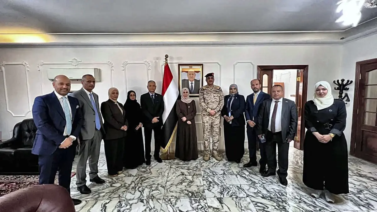 وزيرة الخارجية تطلع على سير العمل في السفارة اليمنية بالأردن