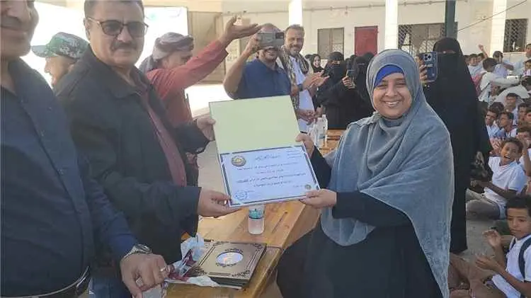 الداؤودي يكرم أوائل الطلاب والمعلمين بمدرسة أبو حربة للتعليم الأساسي